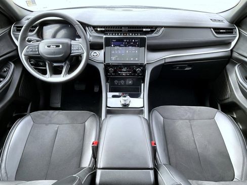 Used 2024 Jeep Grand Cherokee Altitude image 12