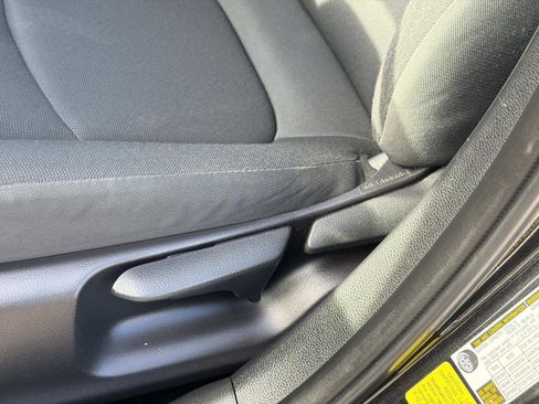 Used 2022 Toyota Corolla LE image 18