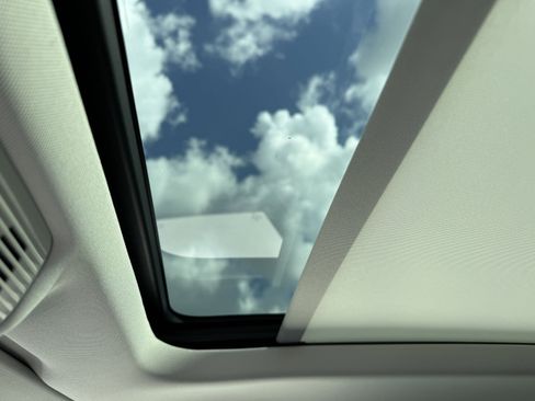 New 2025 Volkswagen Tiguan SE image 20