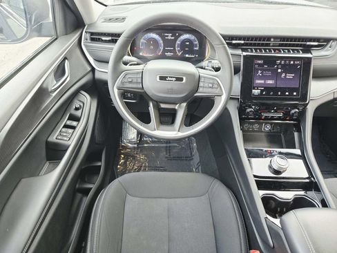 Used 2023 Jeep Grand Cherokee Laredo w/ Luxury Tech Group I image 10