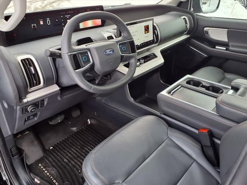 Used 2025 Ford Expedition Active image 5