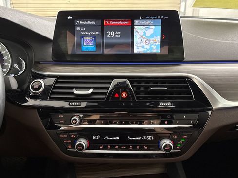 Used 2018 BMW 530e w/ Premium Package 2 RWD image 18