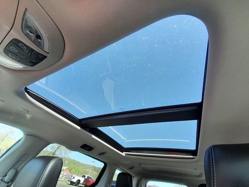 Used 2023 Chrysler Pacifica Limited FWD image 30