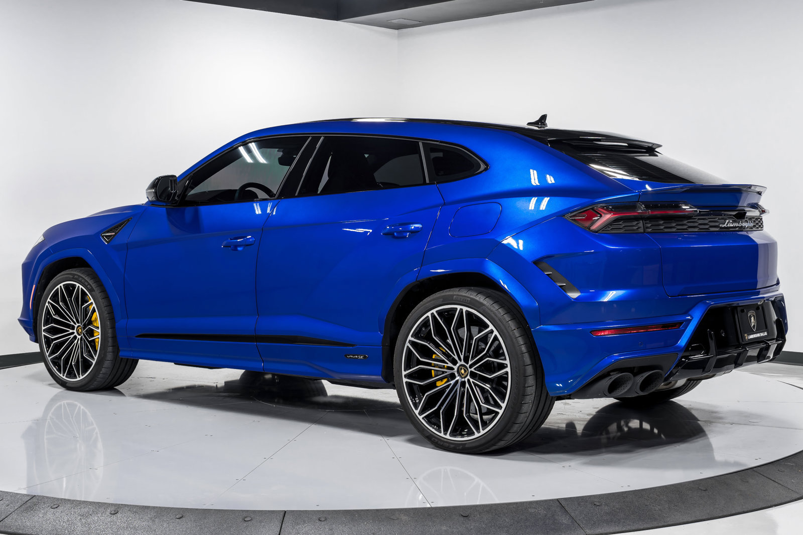 Used 2025 Lamborghini Urus SE AWD/4WD image 5