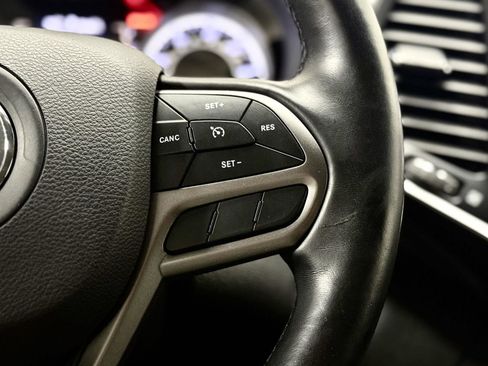 Used 2019 Jeep Cherokee Latitude Plus w/ Cold Weather Group image 18