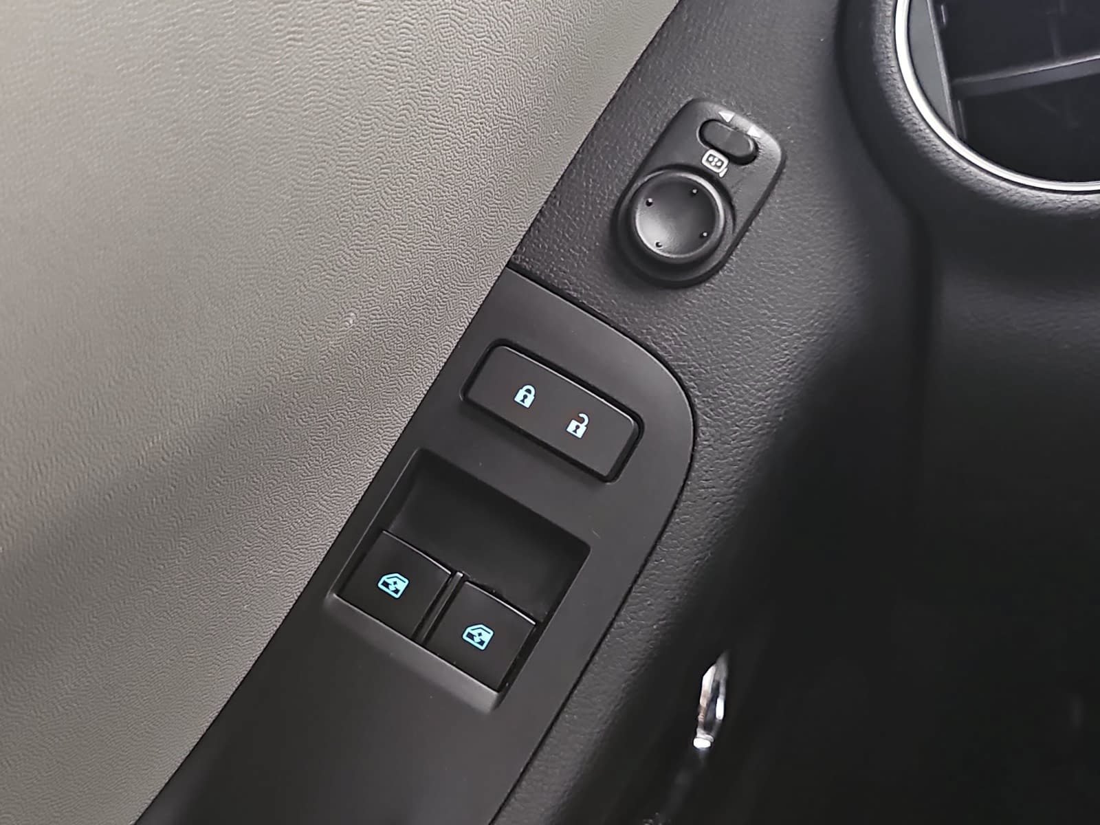 Used 2015 Chevrolet Camaro LS RWD image 22