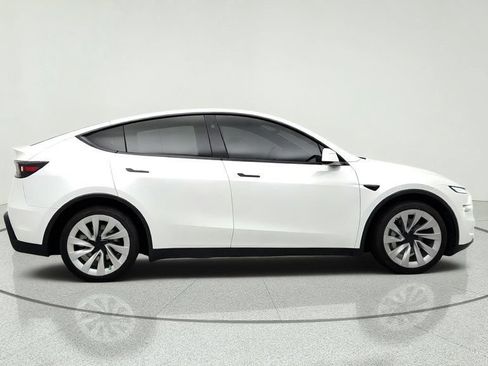 Used 2026 Tesla Model Y AWD image 4