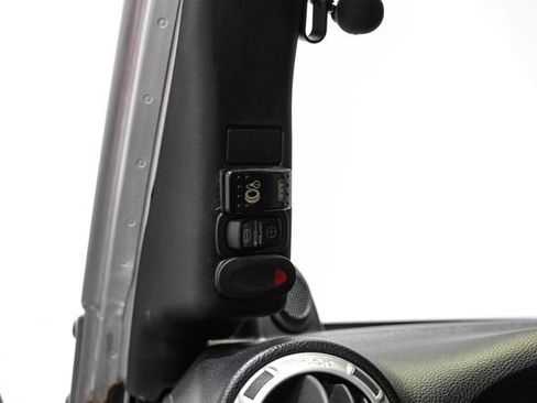 Used 2012 Jeep Wrangler Unlimited Rubicon AWD/4WD image 31
