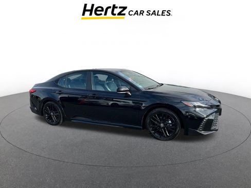 Used 2025 Toyota Camry SE image 1