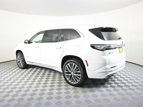 Used 2025 Buick Enclave Avenir image 4