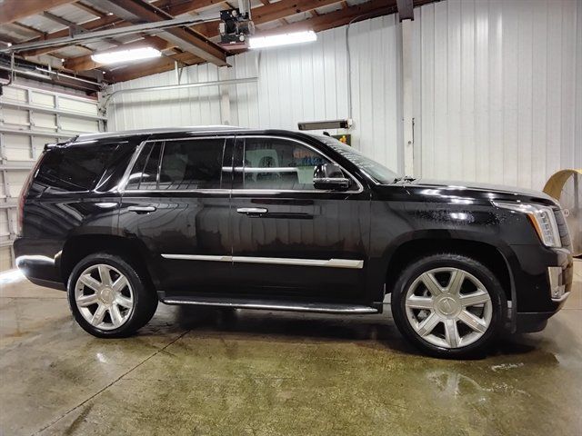 Used 2019 Cadillac Escalade Luxury AWD/4WD image 2