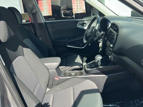 Used 2023 Kia Soul LX image 9
