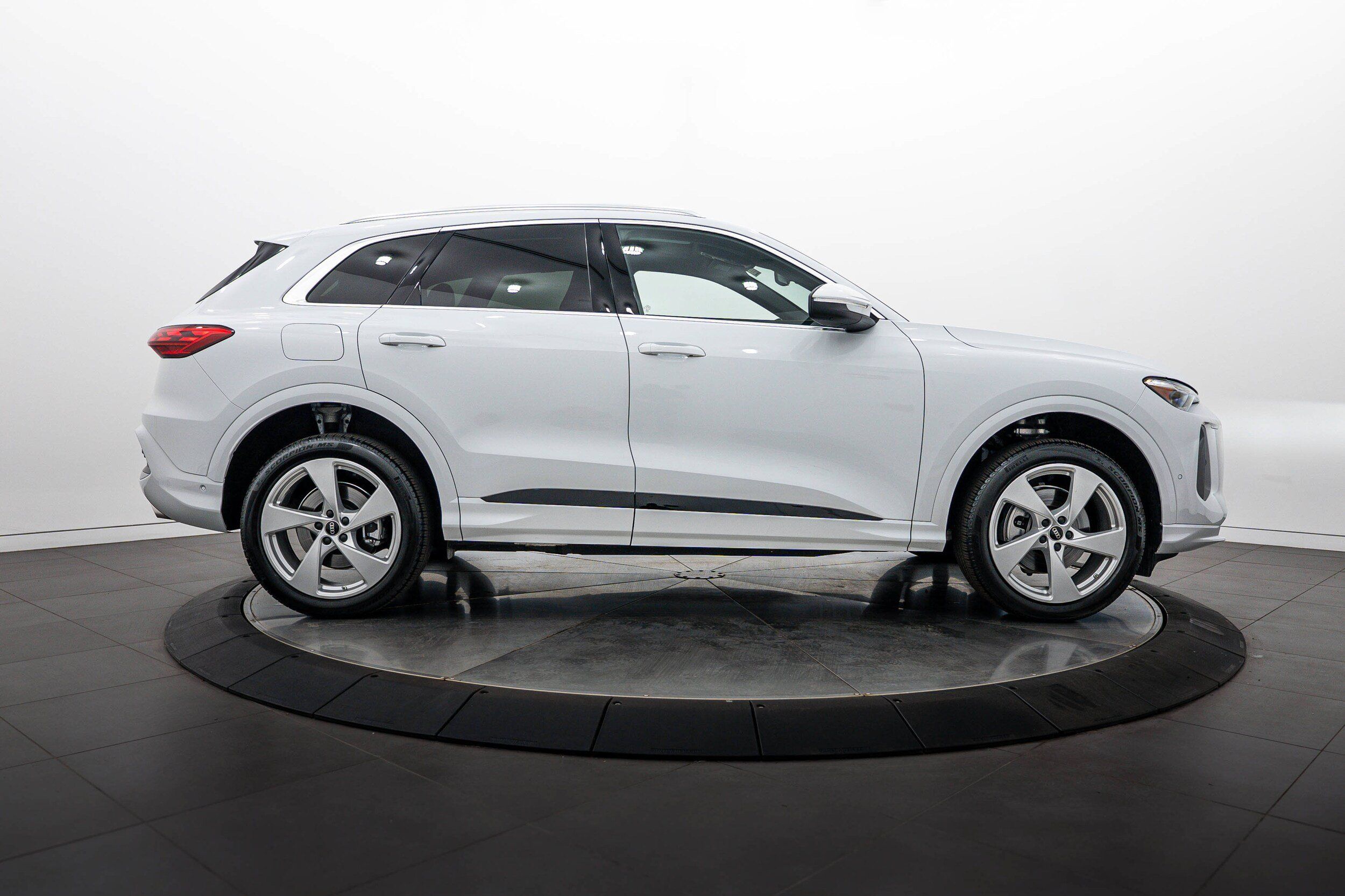 Used 2025 Audi Q5 Premium Plus AWD/4WD image 3
