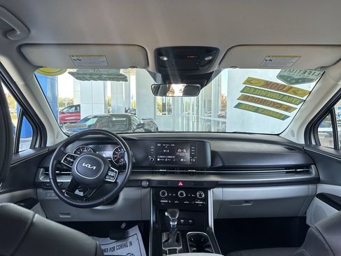 Used 2022 Kia Carnival LX FWD image 18