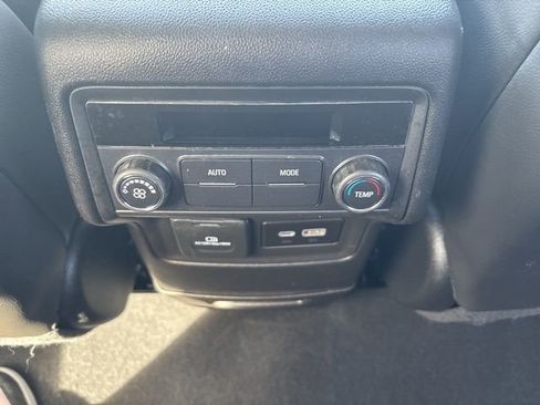 Used 2023 GMC Acadia SLT image 29