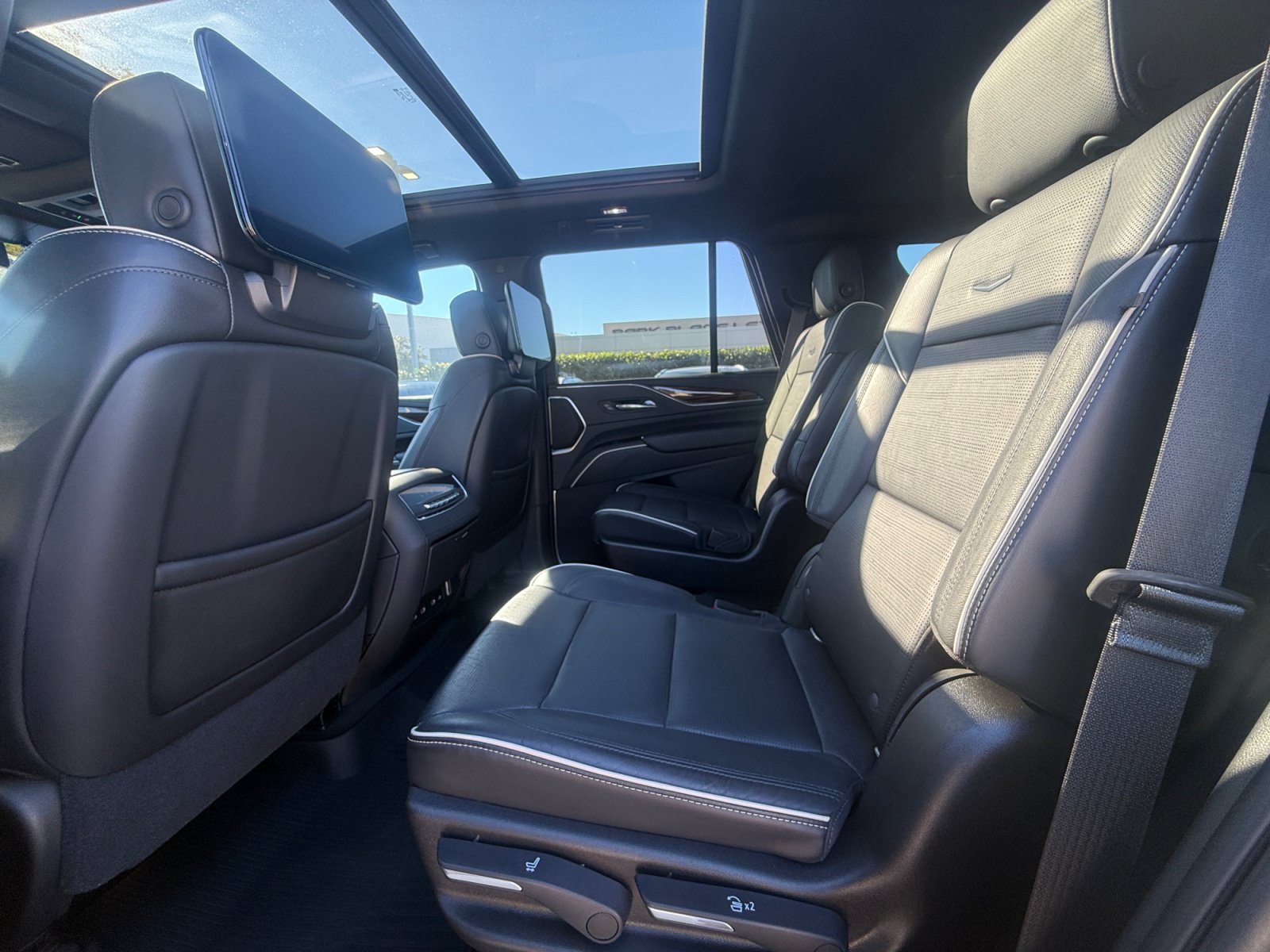 Used 2021 Cadillac Escalade Premium Luxury w/ Driver Assist Tech Package AWD/4WD image 28