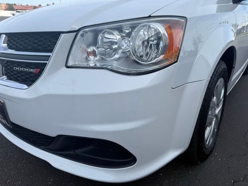 Used 2018 Dodge Grand Caravan SE w/ UConnect Hands-Free Group FWD image 9