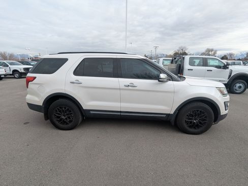 Used 2017 Ford Explorer Platinum image 2