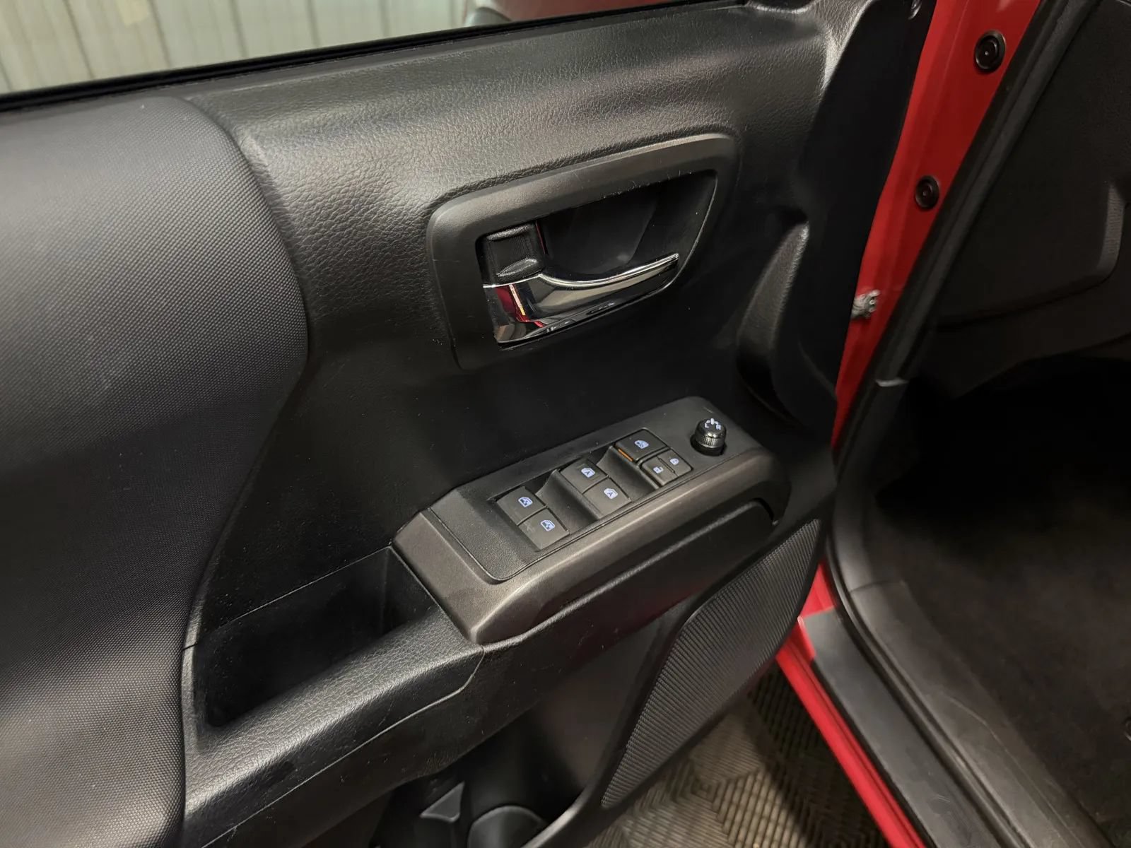 Used 2021 Toyota Tacoma TRD Off-Road w/ Technology Package AWD/4WD image 28