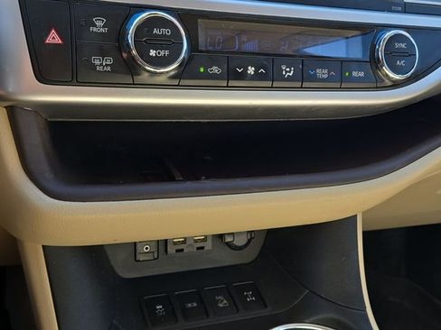 Used 2019 Toyota Highlander XLE AWD/4WD image 15