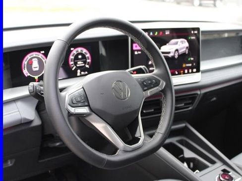 Used 2025 Volkswagen Tiguan SE image 18