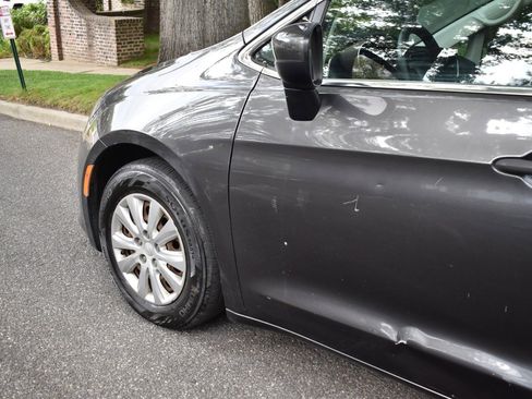 Used 2019 Chrysler Pacifica L FWD image 34