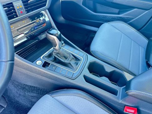 Used 2025 Volkswagen Jetta SE image 41