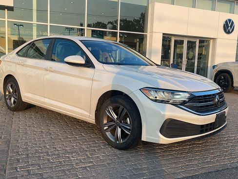 Used 2023 Volkswagen Jetta SE FWD image 3