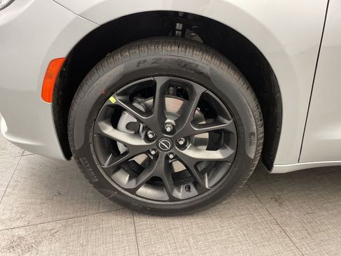 New 2026 Chrysler Pacifica Limited w/ Uconnect Theater Family Group image 10