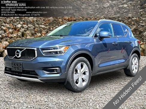 Used 2021 Volvo XC40 T4 Momentum FWD image 1