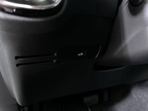Used 2023 Volvo XC40 B5 Plus AWD/4WD image 18
