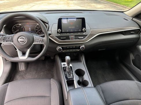 Used 2025 Nissan Altima 2.5 SV FWD image 28