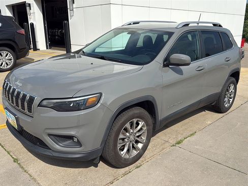 Used 2019 Jeep Cherokee Latitude Plus w/ Cold Weather Group AWD/4WD image 1