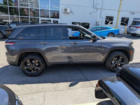 Used 2023 Jeep Grand Cherokee Altitude AWD/4WD image 5