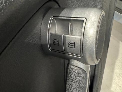 Used 2010 Mercedes-Benz SLK 300 image 13
