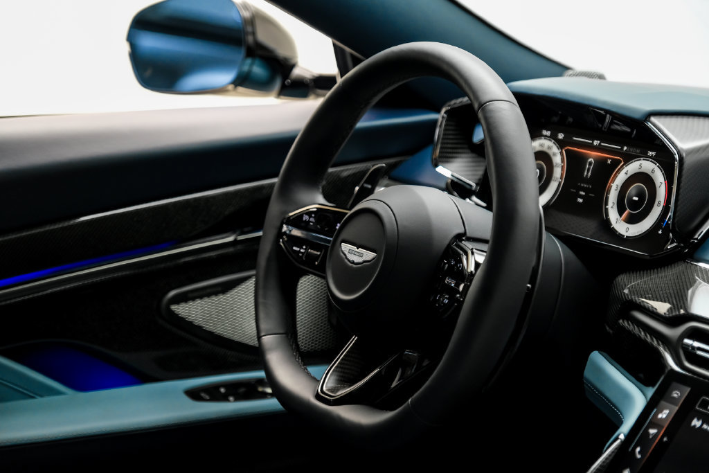 Used 2025 Aston Martin Vanquish RWD image 16