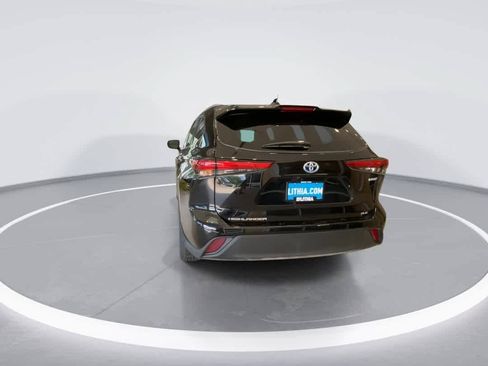 Used 2022 Toyota Highlander XLE AWD/4WD image 7