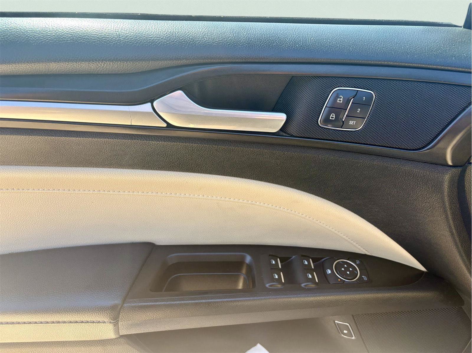 Used 2017 Ford Fusion Titanium FWD image 13