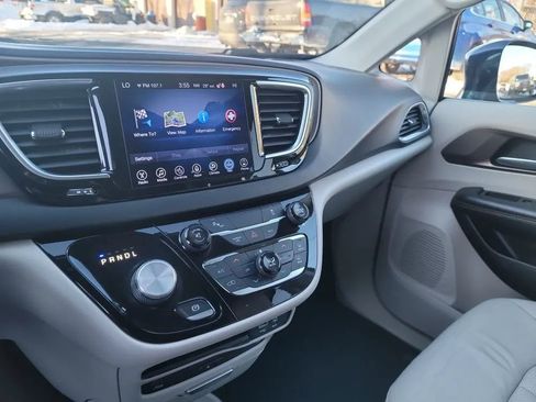 Used 2017 Chrysler Pacifica Touring-L Plus image 16