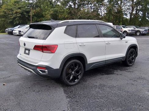 Used 2023 Volkswagen Taos SE w/ Panoramic Sunroof Package FWD image 4