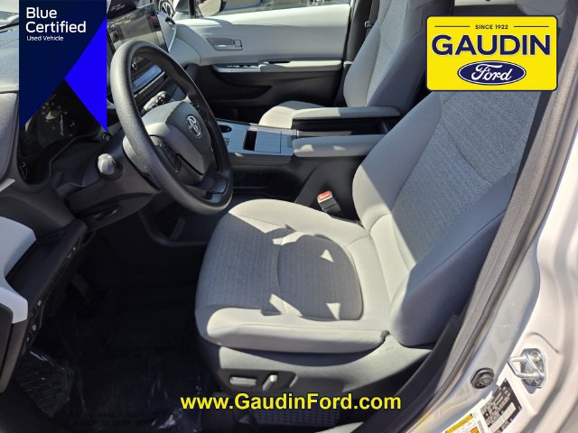 Used 2025 Toyota Sienna LE FWD image 11