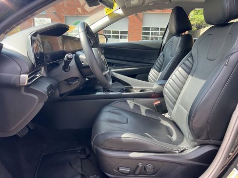 Used 2022 Hyundai Elantra Limited image 12