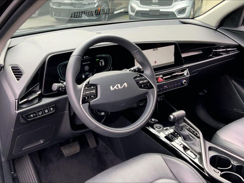 Used 2023 Kia Niro SX image 15