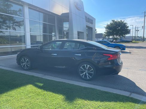 Used 2017 Nissan Maxima Platinum w/ Interior Lighting Package FWD image 6