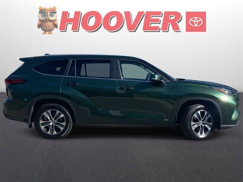 Used 2025 Toyota Highlander XLE image 2