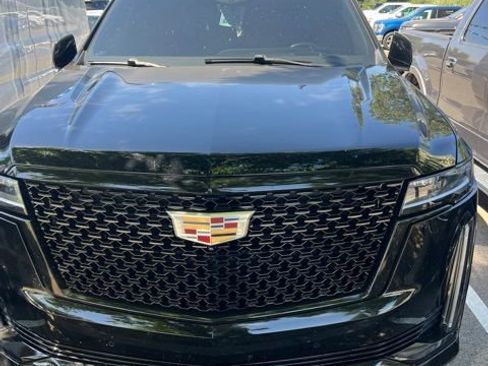 Used 2023 Cadillac Escalade Premium Luxury AWD/4WD image 3