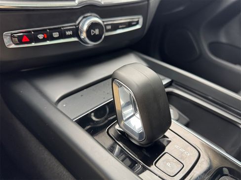 Certified 2025 Volvo XC60 B5 Core image 16