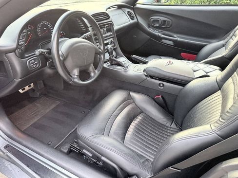 Used 2004 Chevrolet Corvette Coupe w/ Preferred Equipment Group RWD image 17