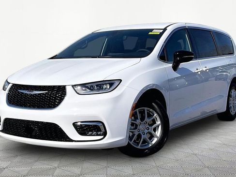 New 2026 Chrysler Pacifica Select image 2