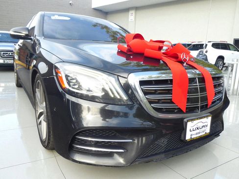 Used 2020 Mercedes-Benz S 560 4MATIC Sedan w/ AMG Line Exterior image 3